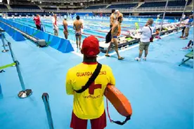 为什么奥运会游泳赛场也需要救生员？因为有的运动员不会游泳？图片