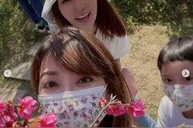 42岁梁静茹携子春游，活力满满显年轻，6岁儿子身高惊人颜值高图片