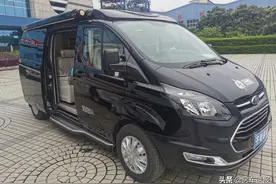 能进地库的福特低顶房车迎来全新升级，定制版内饰太给力，喜欢图片