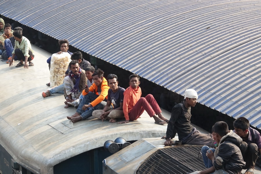 孟加拉的“疯狂火车”民众为省钱蹲在两节车厢的挂钩处