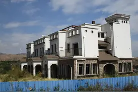 经营不善股权交错 红格温泉康养项目17年未完工图片