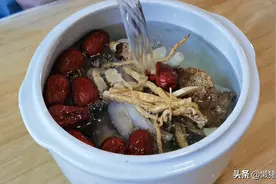 秋冬手脚冰凉要常煲这道药膳鸡脚汤，气血双补，女人常喝气色好图片