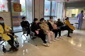 美女孕妈“悬浮肚”火了，头一次看到这种肚型，网友：双胞胎吧？图片