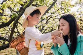 儿子嗯哼露豁牙，暖男背后有什么样的宝妈？霍思燕完美诠释图片