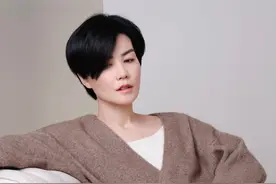 王菲复工后首个造型，换新发型变酷姐，瘦成麻杆却有一双小肉手图片