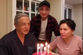 尼格买提晒庆祝生日视频，与爸妈一起过生日，称三人都是白羊座图片