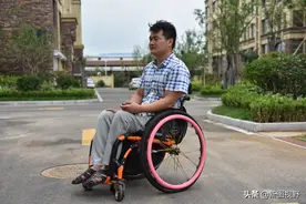 32岁励志小伙高位截瘫，轮椅上奋力拼搏3年，如今让人刮目相看图片