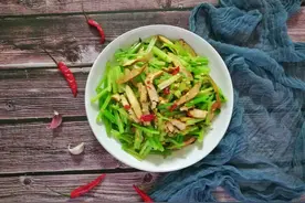 芹菜和它一起炒，营养全面味道好，简单好做图片
