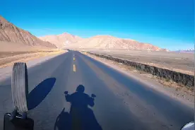 山东小伙骑行途中遇半挂车备胎掉落，狂追2公里提醒司机图片