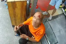 一个踉跄老人摔倒，无人敢上前搀扶，网格民警暖心帮助图片