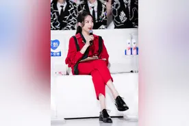 宋茜创造营新造型，红衬衣+红色背带烟管裤，女人痞起来真好看图片