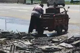 货车侧翻村民搬空33吨井盖，警方：追回部分，涉事民警停职被查视频封面