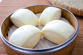 用酵母粉蒸馒头时，有人放食用碱，有人加小苏打，内行人：都错了图片