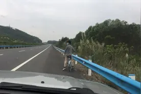 心真大！六钦高速一男子骑着单车赶往百公里外的钦州图片