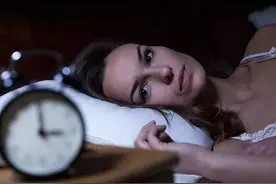 经常半夜醒来睡不着？或与这4种疾病有关，别大意图片