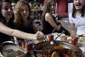 美国姐姐来中国看妹妹，一上餐桌就愣了：你们这是在吃什么？图片