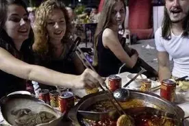 美国姐姐来中国看妹妹，一上餐桌就愣了：你们这是在吃什么？图片