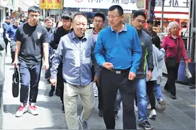 张家口桥西：区委书记尚秀伟周末不停歇，深入武城街、宏景嘉苑一线调研图片