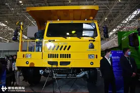 150吨级别的重汽豪沃矿山自卸来了，配置真强悍，竟还有小卧铺图片