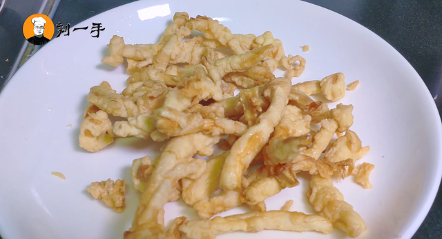 海鲜菇学会这样做，比肉还香，金黄酥脆嘎嘎香，看着都流口水