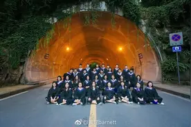 毕业照花式拍法！沙雕网友不可怕，就怕这“隐秘的角落”画风…图片