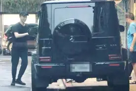 39岁成龙儿子开200万豪车生活惬意，与母亲林凤娇粉丝大方合影图片