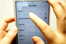 手机屏幕突然变暗，可能是手机正在自我保护，也有可能是其他问题视频封面