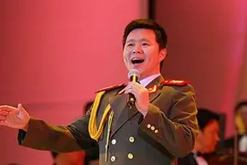 3岁半父亲离世，母亲守寡48年，一级演员王宏伟的反哺让人泪奔图片
