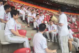 鸟巢看台上偶遇排雷英雄杜富国，志愿者鼻子一酸……图片