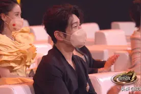 黄晓明回头偷看baby，杨幂张小斐热聊，华晨宇邓紫棋互不理睬图片