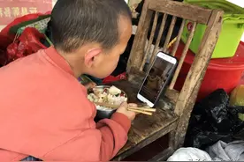 别样童年：路边摊几岁儿童边吃饭边看抖音，城里孩子公园快乐玩耍图片