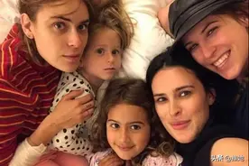 5个女儿的布鲁斯•威利斯，2任妻子好得像一家人，怎么做到的？图片