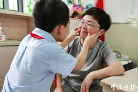 别出心裁！宁波这位班主任把全班学生名字串成一份四字词语的期末评语图片