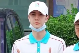 刘昊然王一博已回河南，当搬运工为家乡送物资，2人打扮好低调图片