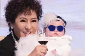 向太重视中国家庭的传统:爱孙女，享受天伦之乐图片