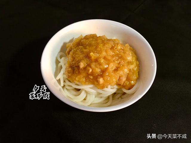 二伏吃面，东北人最爱的却是酸菜肉末打卤面，面条筋道，卤子鲜香
