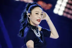 郑希怡这身材绝了！罕见穿改良旗袍秀蜂腰翘臀，又飒又魅太迷人图片