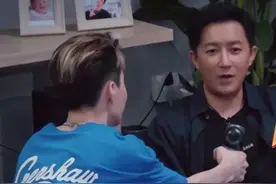 刘宪华韩式综艺感又过头，拿筋膜枪怼韩庚太危险，节目组都慌了图片