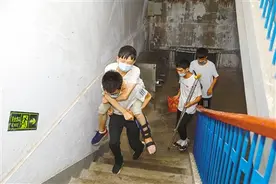 漯河：背着同学去上课图片