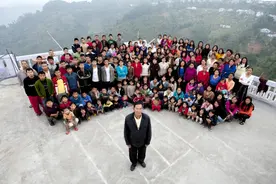 曾一年内娶10个、制定轮换制与妻子同床！“世界最大家庭”户主去世，留下39个妻子94个子女图片