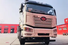 国六动力环保先行，实拍解放J6P自卸车底盘，承载力没得说图片