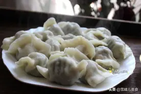 70岁老妈包饺子最好吃，调馅有技巧，1步做对了，饺子鲜香味道好图片
