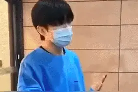偶像正确示范！粉丝接机，蔡徐坤提醒“不要群聚”图片
