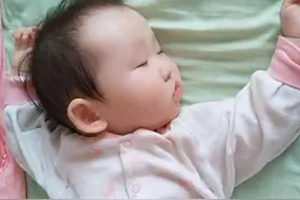 宝宝因“睡姿”走红，睡出了称霸舞林的气势，网友：望尘莫及图片