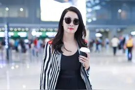 陶虹又穿火了“条纹外套”，内搭吊带和运动裤洒脱温柔，气场十足图片