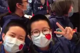 光头上场，板寸凯旋！西安医疗队“最美医护”返程图片