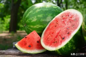 辟谣｜西瓜无缘无故炸裂的原因是用了膨大素？图片