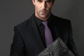 鳄鱼皮手包，职场型男标配图片