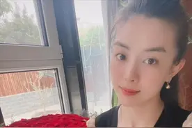 刘和刚庆结婚11周年，送娇妻大捧玫瑰，恋爱时看上女方会过日子图片