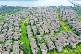 别墅群荒废，湖光山色，羊群住洋房，何去何从图片